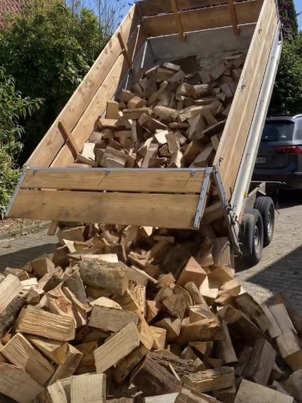 Brennholz wird abgekippt