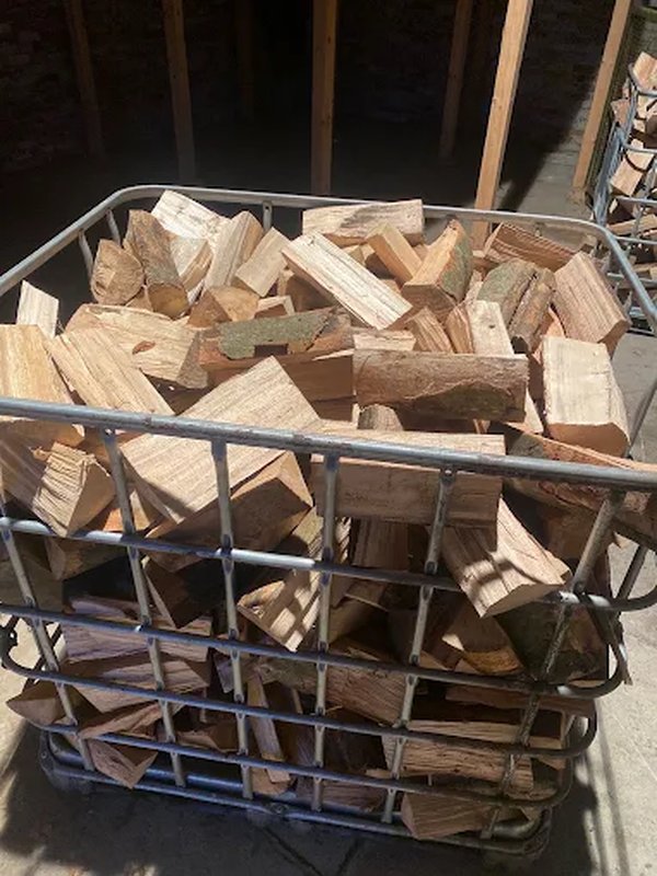 Gitterbox mit Brennholz