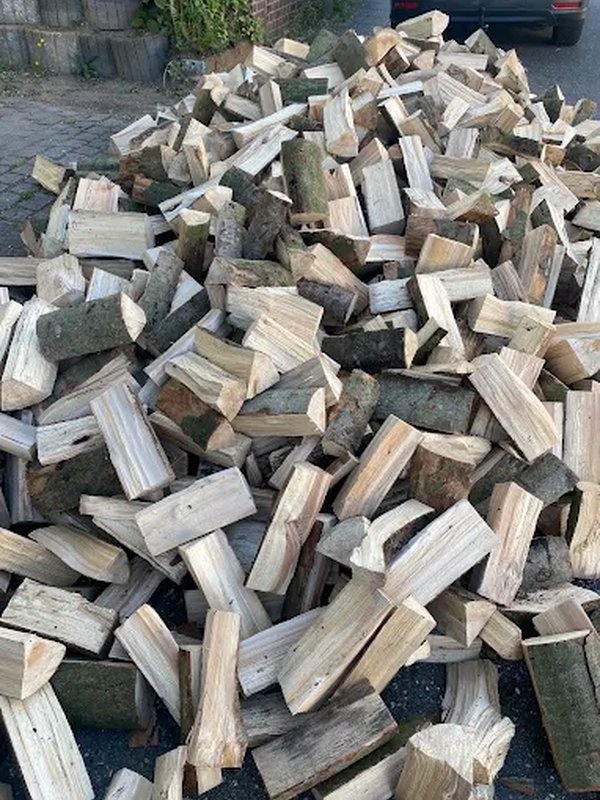 Abgeladenes Brennholz